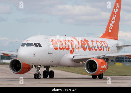 Un aereo Easyjet taxi sulla pista dell'aeroporto di Manchester, UK. Foto Stock