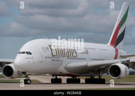 Un Emirates Airbus A380-861 taxi sulla pista dell'aeroporto di Manchester, UK. Foto Stock
