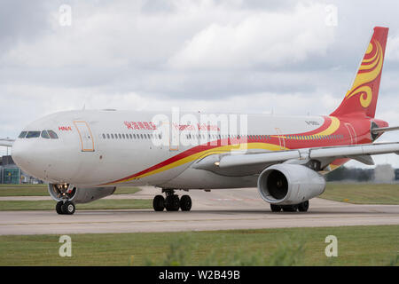 Un Hainan Airlines Airbus A330-300 taxi sulla pista dell'aeroporto di Manchester, UK. Foto Stock