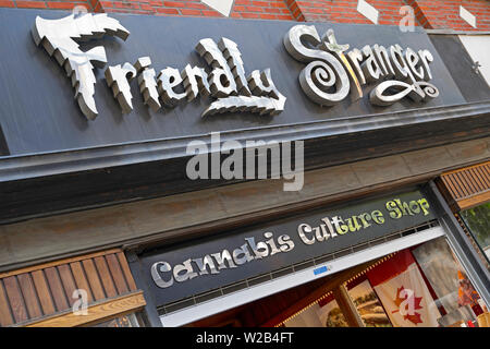 Gentile straniero, la cultura del Cannabis Shop su 241 Queen Street West, Toronto, Canada Foto Stock
