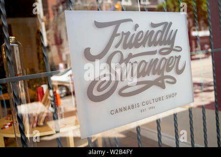 Gentile straniero, la cultura del Cannabis Shop su 241 Queen Street West, Toronto, Canada Foto Stock