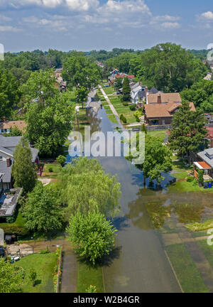 Detroit, Michigan - 7 Luglio 2019 - Record di alta Grandi Laghi i livelli di acqua e venti da nord-est spinto l'acqua di allagamento nell'Jefferson-Chalmers com Foto Stock