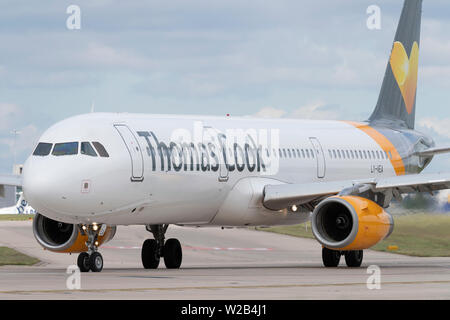 Un Thomas Cook Airbus A321-200 taxi sulla pista dell'aeroporto di Manchester, UK. Foto Stock