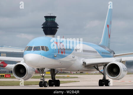 Un TUI 787-8 Boeing Dreamliner taxi sulla pista dell'aeroporto di Manchester, UK. Foto Stock