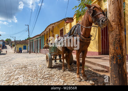 Trinidad, Cuba - Giugno 6, 2019: Carrozza a cavallo per le vie di una piccola città cubane durante una vivace giornata di sole. Foto Stock