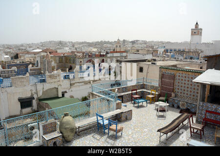 Una vista sul tetto della Tunisi città vecchia medina e si affaccia su un certo numero di moschee, Tunisi, Tunisia. Foto Stock