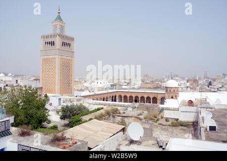 Una vista sul tetto della Tunisi città vecchia medina e si affaccia sul Zeitoun moschea e il suo minareto quadrato, Tunisia. Foto Stock