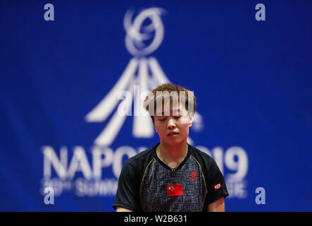 Napoli, Italia. 7 Luglio, 2019. Zhang Rui della Cina reagisce durante una partita di tennis da tavolo donne squadra concorrenza tra la Cina e il Giappone a Napoli, Italia, il 7 luglio 2019. Credito: Shan Yuqi/Xinhua/Alamy Live News Foto Stock