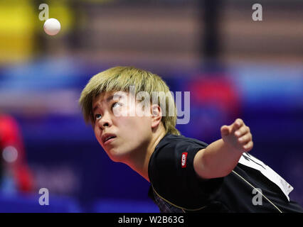 Napoli, Italia. 7 Luglio, 2019. Wang Yidi della Cina serve a Maetaki Hatsune del Giappone durante una partita di tennis da tavolo donne squadra concorrenza tra la Cina e il Giappone a Napoli, Italia, il 7 luglio 2019. Credito: Shan Yuqi/Xinhua/Alamy Live News Foto Stock