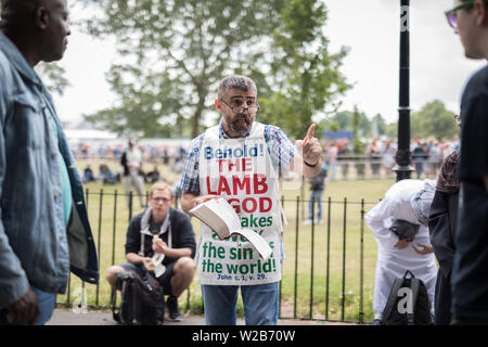 La predicazione, dibattiti e prediche a Speakers' Corner, il parlare in pubblico angolo nord-est di Hyde Park. Londra, Regno Unito Foto Stock