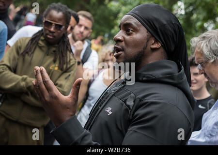 La predicazione, dibattiti e prediche a Speakers' Corner, il parlare in pubblico angolo nord-est di Hyde Park. Londra, Regno Unito Foto Stock