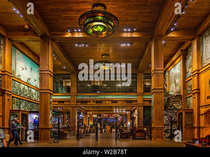 La lobby e interni della piramide di Memphis e Bass Pro Shops è raffigurato, Sett. 12, 2015, a Memphis, Tennessee. Foto Stock