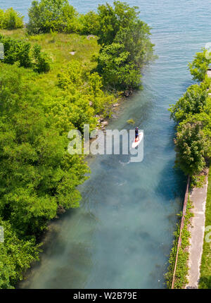 Detroit, Michigan - un uomo su uno stand up paddle board le piastre su un canale verso il fiume Detroit. Foto Stock