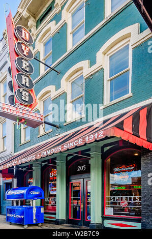 Una scritta al neon è appeso sopra il Dyer di Hamburger su Beale Street, Sett. 12, 2015, a Memphis, Tennessee. Foto Stock