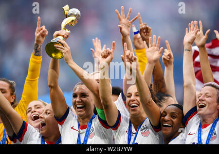 Lione, Francia. 7 Luglio, 2019. I giocatori degli Stati Uniti celebrare durante la cerimonia di premiazione del 2019 FIFA Coppa del Mondo Femminile a Stade de Lyon Lione in Francia, 7 luglio, 2019. Credito: Mao Siqian/Xinhua/Alamy Live News Foto Stock