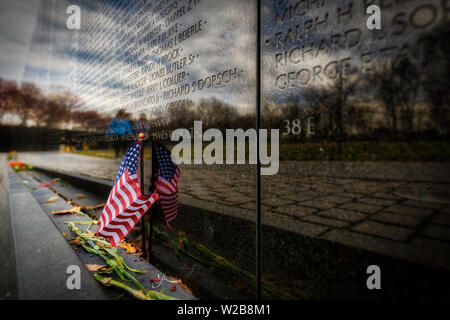 Una bandiera americana collocato presso il Memoriale dei Veterani del Vietnam a Washington, DC il giorno dell'indipendenza. Foto Stock