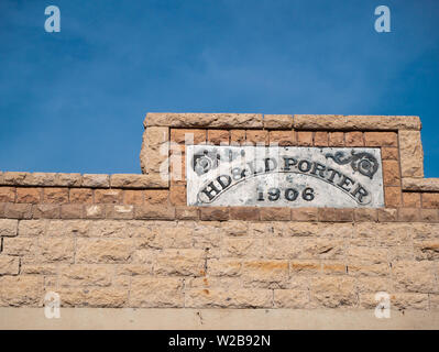 Store segno anteriore sulla parete rovinata del Portiere Negozio nel deserto città fantasma di riolite, Nevada, STATI UNITI D'AMERICA Foto Stock