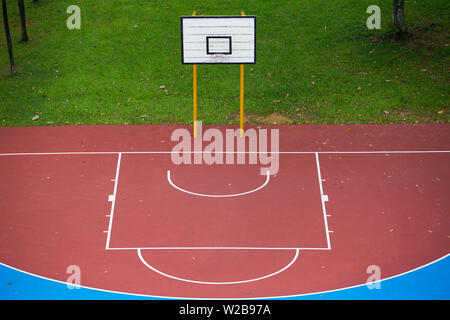 Colori di un campo da pallacanestro in blu e rosso superficie dalla prospettiva aerea Foto Stock