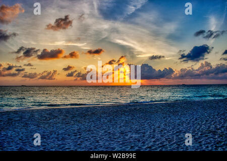 Questa unica immagine mostra il gigantesco tramonto alle Maldive. Si può facilmente vedere come il cielo raffiche e tutto diventa arancione Foto Stock