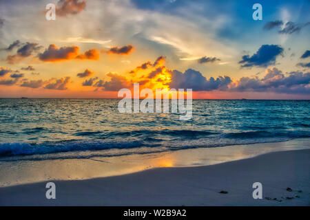 Questa unica immagine mostra il gigantesco tramonto alle Maldive. Si può facilmente vedere come il cielo raffiche e tutto diventa arancione Foto Stock