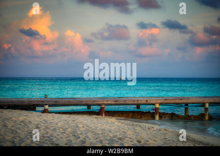 Questa unica immagine mostra il gigantesco tramonto alle Maldive. Si può facilmente vedere come il cielo raffiche e tutto diventa arancione Foto Stock