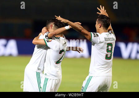 Il Cairo, Egitto. 7 Luglio, 2019. I giocatori di Algeria celebrare rigature durante il 2019 Africa Coppa delle Nazioni match tra Algeria e Guinea al Cairo, in Egitto, il 7 luglio 2019. L' Algeria ha vinto 3-0. Credito: Ahmed Gomaa/Xinhua/Alamy Live News Foto Stock