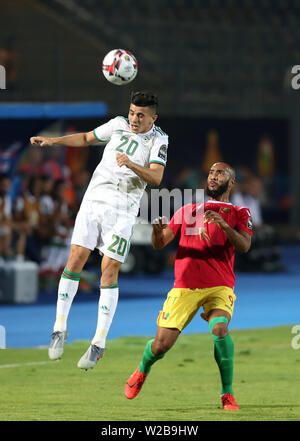 Il Cairo, Egitto. 7 Luglio, 2019. Youcef Atal (L) di Algeria il sistema VIES con Martinez Kante di Guinea durante il 2019 Africa Coppa delle Nazioni match tra Algeria e Guinea al Cairo, in Egitto, il 7 luglio 2019. L' Algeria ha vinto 3-0. Credito: Ahmed Gomaa/Xinhua/Alamy Live News Foto Stock