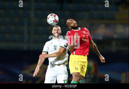 Il Cairo, Egitto. 7 Luglio, 2019. Adlane Guedioura (L) di Algeria il sistema VIES con Martinez Kante di Guinea durante il 2019 Africa Coppa delle Nazioni match tra Algeria e Guinea al Cairo, in Egitto, il 7 luglio 2019. L' Algeria ha vinto 3-0. Credito: Ahmed Gomaa/Xinhua/Alamy Live News Foto Stock