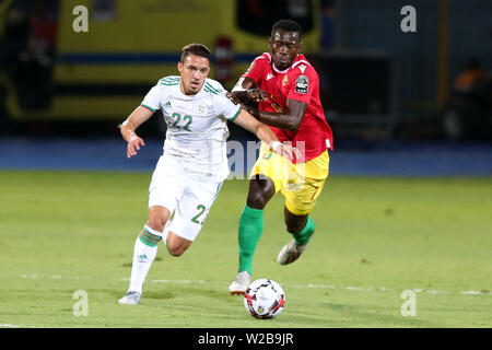 Il Cairo, Egitto. 7 Luglio, 2019. Ismael Bennacer (L) di Algeria il sistema VIES con Mady Camara di Guinea durante il 2019 Africa Coppa delle Nazioni match tra Algeria e Guinea al Cairo, in Egitto, il 7 luglio 2019. L' Algeria ha vinto 3-0. Credito: Ahmed Gomaa/Xinhua/Alamy Live News Foto Stock