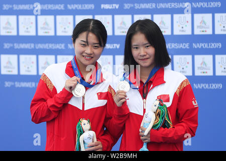 Napoli, Italia. 7 Luglio, 2019. Leng Minghong (R)/Shen Yi della Cina mostra le medaglie d'argento alla premiazione della donna sincronizzato 3m Springboard diving al trentesimo Universiade estiva a Napoli, Italia, Luglio 7, 2019. Credito: Zheng Huansong/Xinhua/Alamy Live News Foto Stock