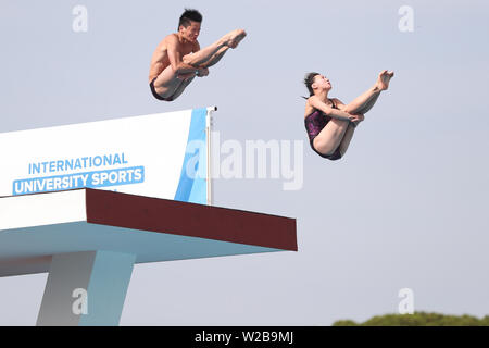 Napoli, Italia. 7 Luglio, 2019. Huang Zigan (L)/Jiao Jingjing della Cina competere durante la finale di 10m Platform synchro miscelati immersioni subacquee al trentesimo Universiade estiva a Napoli, Italia, Luglio 7, 2019. Credito: Zheng Huansong/Xinhua/Alamy Live News Foto Stock