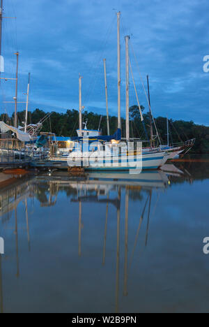 Immagine di un certo numero di barche a vela attraccate scattate all'alba a Puerto Pedregal a Panama. Foto Stock