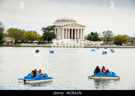 Barche a remi su Washington DC Tidal Basin con il Jefferson Memorial in background Foto Stock