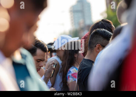 Toronto, Ontario / Canada - 7 Luglio 2019: folla si radunano in quindicesima TD Salsa di St Clair Street Festival Foto Stock