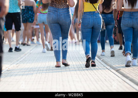 Toronto, Ontario / Canada - 7 Luglio 2019: Gambe di persone a piedi la quindicesima TD Salsa di St Clair Street Festival Foto Stock