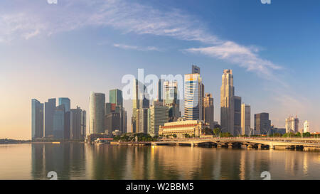 Singapore panorama dello skyline della città di Marina Bay e a Singapore nel quartiere degli affari Foto Stock