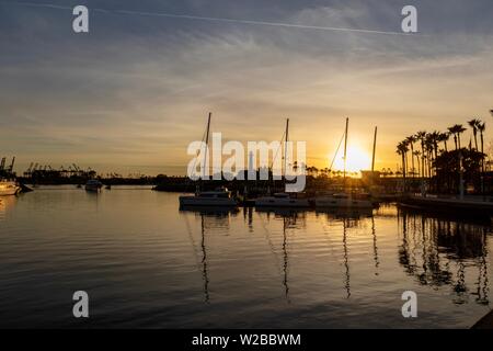 Barche ormeggiate in porto durante il tramonto Foto Stock