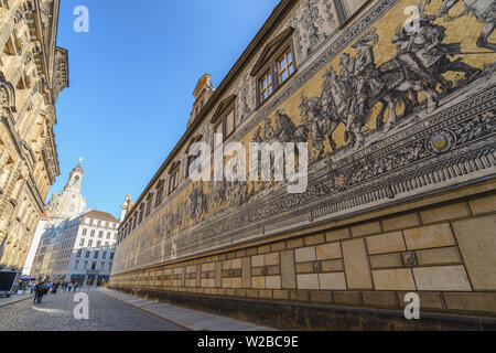 DRESDEN, Germania - 11 Maggio 2017: Dresda Germania, skyline della città in Processione dei Principi (Furstenzug) Foto Stock