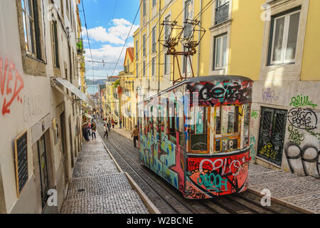 Lisbona, Portogallo - 10 Aprile 2019: Lisbona Portogallo skyline della città al quartiere Chiado e tram di Lisbona Foto Stock