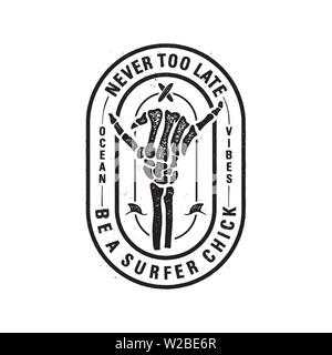 Vintage surf stampa del logo design con le ossa dello scheletro della mano per t-shirt. Non è mai troppo tardi essere un surfista pulcino preventivo tipografia calligrafia. Insolito disegnata a mano Illustrazione Vettoriale