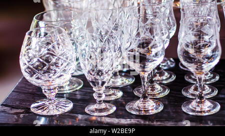 Chiudere l immagine del cristallo vuota bicchieri di vino nel ristorante Foto Stock