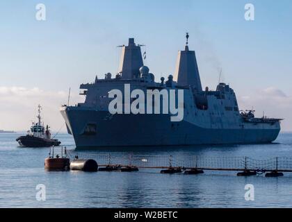 190626-N-HG389-0011 Rota, Spagna (26 giugno 2019) - San Antonio-classe di trasporto anfibio dock nave USS Arlington (24 LPD) tira nella stazione navale di Rota, Spagna. Giugno 26, 2019. L'Arlington è la realizzazione di una distribuzione programmata come parte del ventiduesimo MEU e l'anfibio Kearsarge Gruppo pronto a sostegno della sicurezza marittima, operazioni di risposta alle crisi del teatro e la cooperazione in materia di sicurezza, fornendo nel contempo anche un avanzamento e navale Marine presenza. (U.S. Foto di Marina di Massa lo specialista di comunicazione 2a classe Brandon Parker/rilasciato) Foto Stock