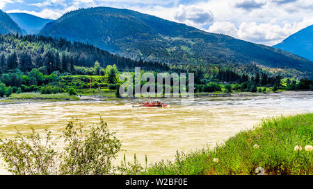 La piccola reazione Ferry tenendo un paio di vetture attraverso il che scorre veloce Fraser Fiume presso la città di Lytton in Fraser Canyon di British Columbia, Canada Foto Stock