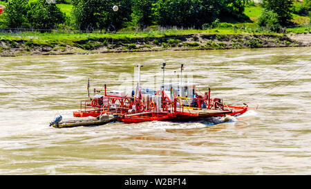 La piccola reazione Ferry tenendo un paio di vetture attraverso il che scorre veloce Fraser Fiume presso la città di Lytton in Fraser Canyon di British Columbia, Canada Foto Stock