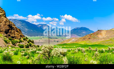 Terreni agricoli fertili lungo il fiume Fraser come fluisce attraverso il canyon alla città di Lillooet nella regione Chilcotin in British Columbia, Canada Foto Stock