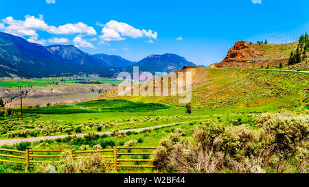 Terreni agricoli fertili lungo il fiume Fraser come fluisce attraverso il canyon alla città di Lillooet nella regione Chilcotin in British Columbia, Canada Foto Stock