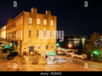 Gli edifici storici di linea il Riverfront in bella Savannah, Georgia. Foto Stock