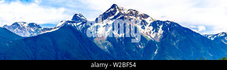 Panorama di forma piramidale Cheam montagna, o Cheam picco, che domina il Fraser Valley come si vede dal Lougheed autostrada vicino Agassiz, BC, Canada Foto Stock