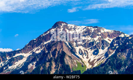 La forma piramidale Cheam montagna, o Cheam picco, che domina il Fraser Valley come si vede dal Lougheed autostrada vicino Agassiz, BC, Canada Foto Stock