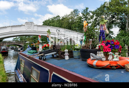 Narrowboat su Lancaster Canal a Garstang in Lancashire, Regno Unito Foto Stock